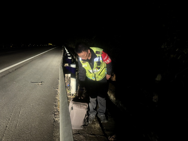 11.19+路产管护三大队+路产管护三大队一中队成功帮助司乘找回遗失物品(1).jpg