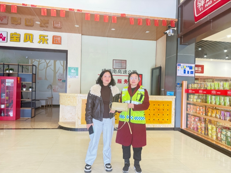 12.4+盐亭服务区+盐亭服务区拾金不昧 服务暖心获点赞_副本.jpg