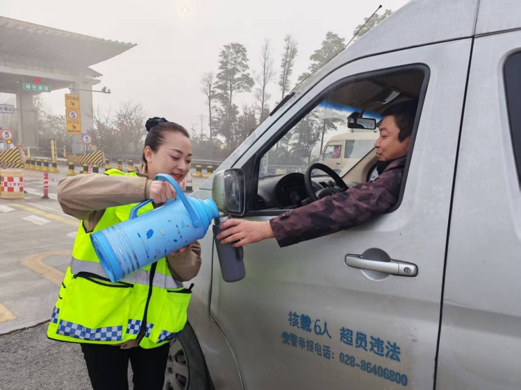 12.5+三台站+三台收费站开展封道优服显温情暖心优服活动.jpg