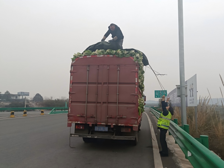 1.13+永明+永明收费站暖心相助 货车篷布加固消除安全隐患(1).jpg