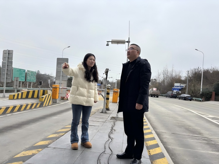 1.22+收费管理部+公司副总经理李林赴基层收费站开展收费管理工作调研.jpg