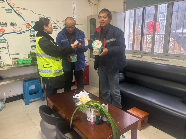 61-1.28+仙海站+ 仙海收费站用真情温暖货车司机.jpg