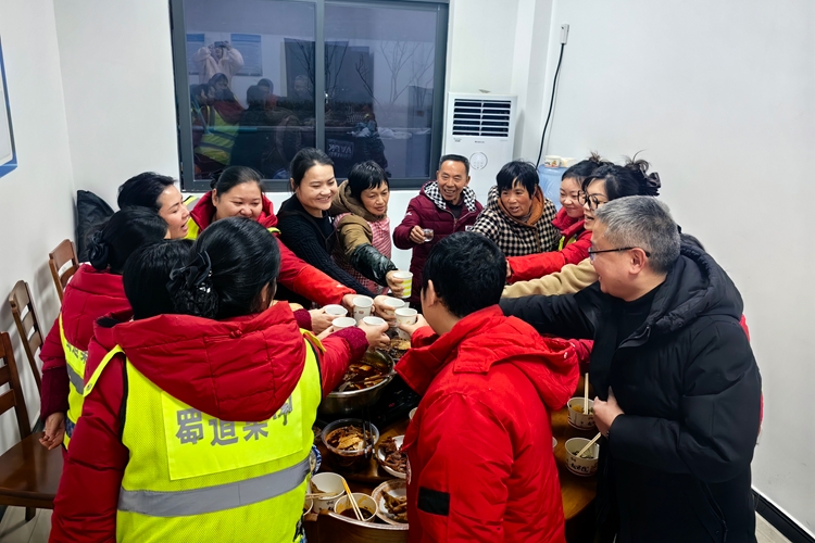 2.4+鸣龙站+鸣龙收费站坚守岗亭守畅通 团年暖意满高速_副本.jpg