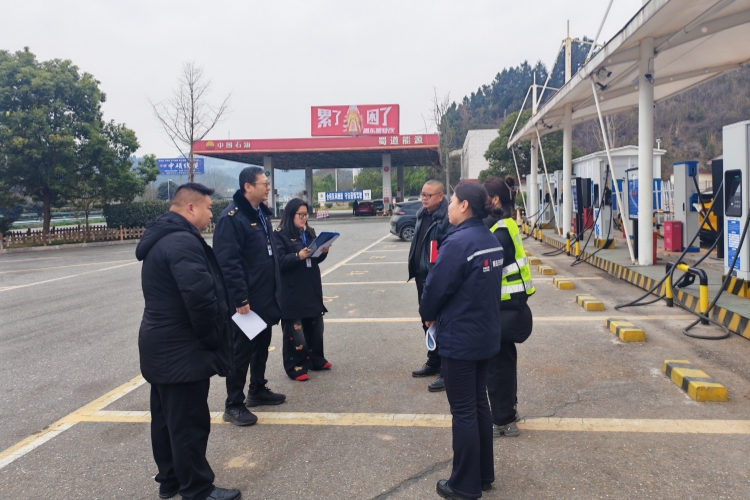 2.4+盐亭服务区+盐亭服务区邀请盐亭县市场监督管理局到服务区开展食品安全专项检查_副本.jpg