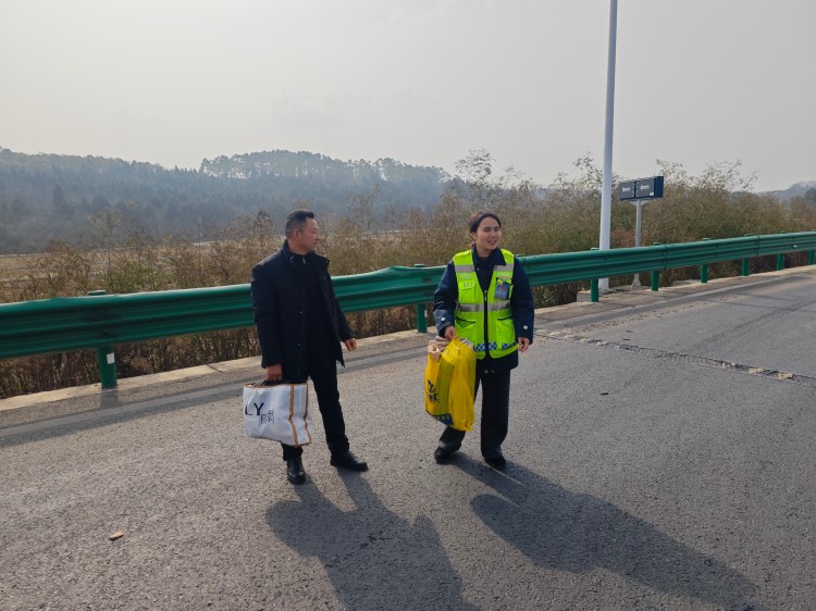 2.9+永明+永明收费站暖心帮助旅客返城.jpg
