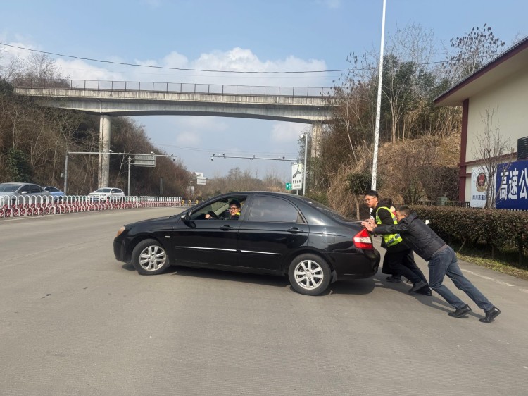 2.11+义兴站+车辆故障困广场  暖心援手保畅通1.jpg