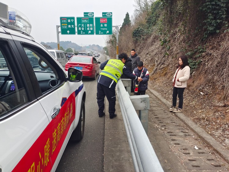 2.18+路产管护三大队+路产管护三大队暖心护航 春节高速传递温情.jpg