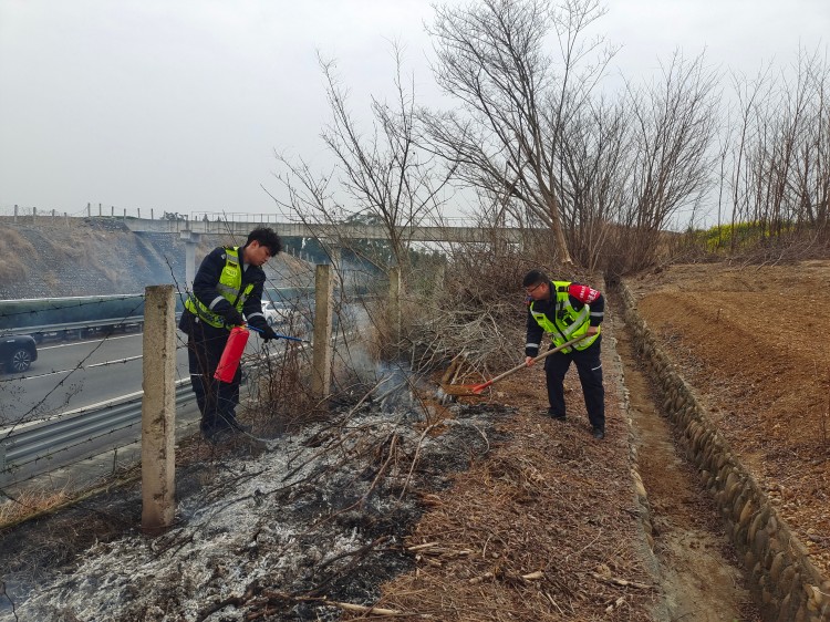 2.18+路产管护三大队+路产管护三大队高效处置边坡火情 筑牢道路安全防线.jpg