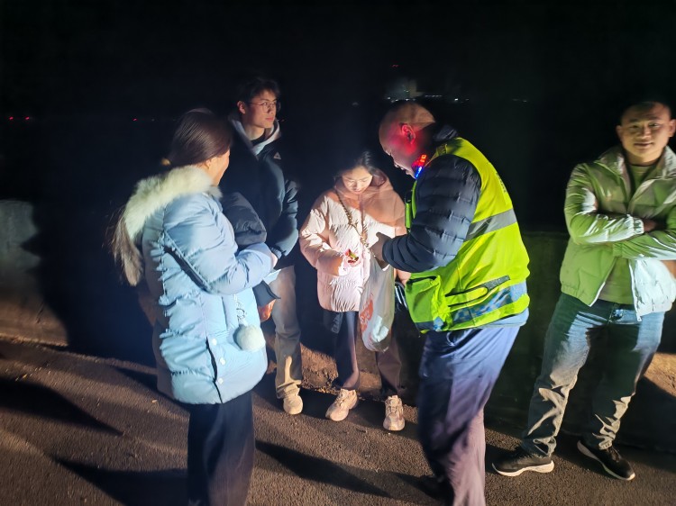 2.18+路产管护三大队+路产管护三大队紧急处置显担当 暖心服务获赞誉.jpg