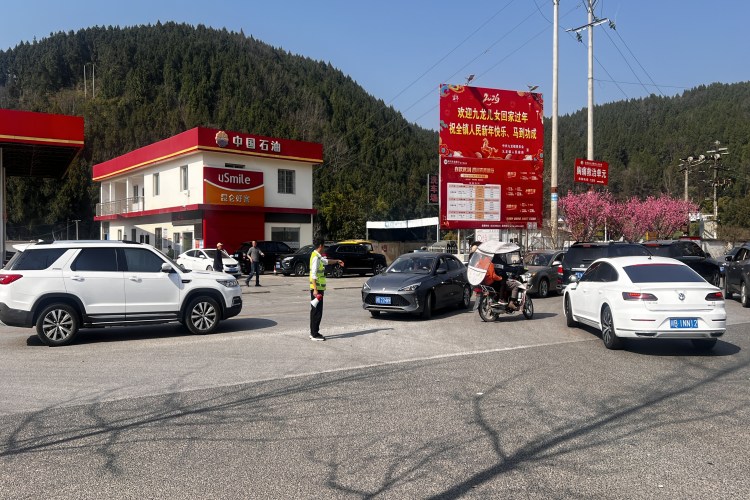 148-2.19+八角站+八角收费站:春节保畅显担当 政企联动护归途_副本.png