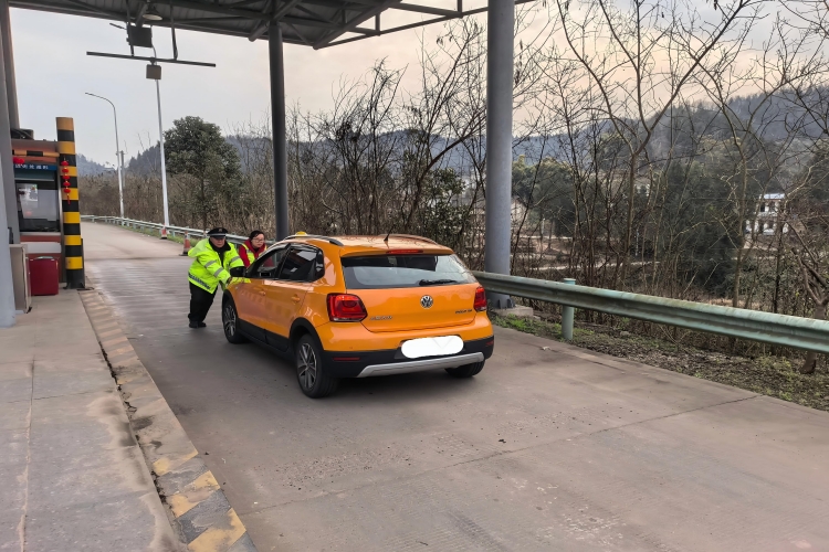 149-2.19+槐树站+暖心服务保畅通 槐树收费站合力救助故障车_副本.jpg