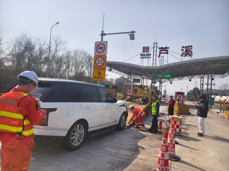147-2.19+芦溪+芦溪收费站快速处置故障车辆 保障通行安全有序.jpg