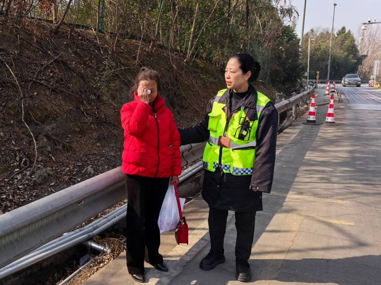 150-2.19+仙海站+春节坚守护平安 仙海收费站成功劝阻行人上高速.jpg