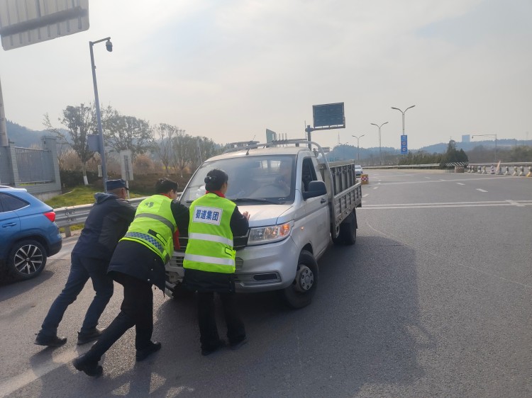 151-2.19+长明+游仙长明收费站暖心推车保畅通.jpg