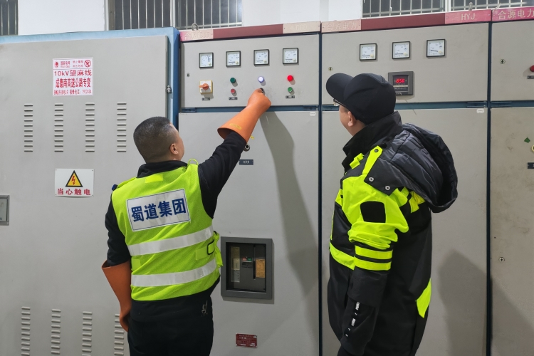 2.22+盐亭站+盐亭收费站高效处置双电源故障 全力保障车道畅通 _副本.jpg