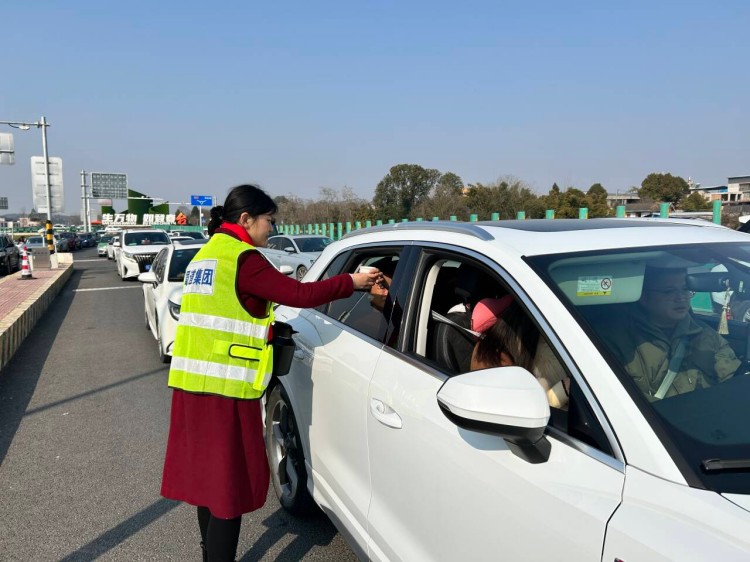 2.20+永明+永明收费站暖心举措应对车流高峰.jpg