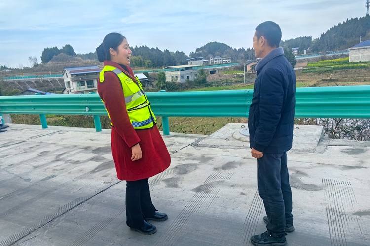 161+2.23+鸣龙站+鸣龙收费站:行人试图横穿高速 收费员暖心劝返-副本.jpg