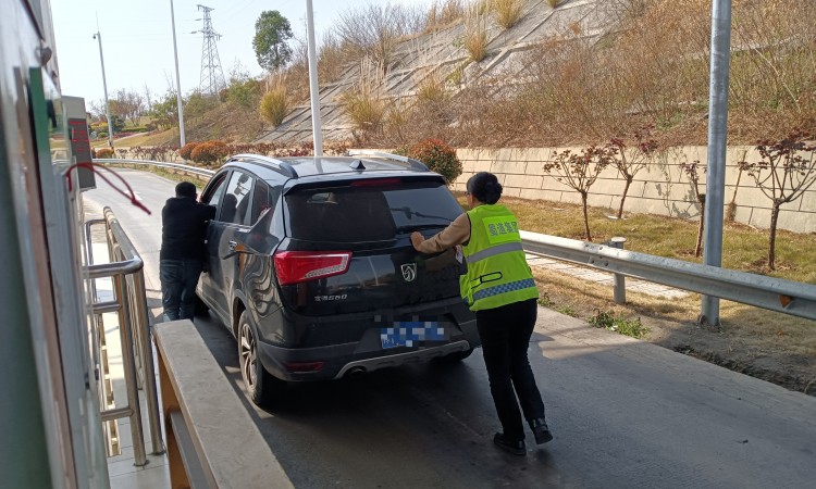 3.12+高新区+车辆突发故障，收费人员暖心相助.jpg