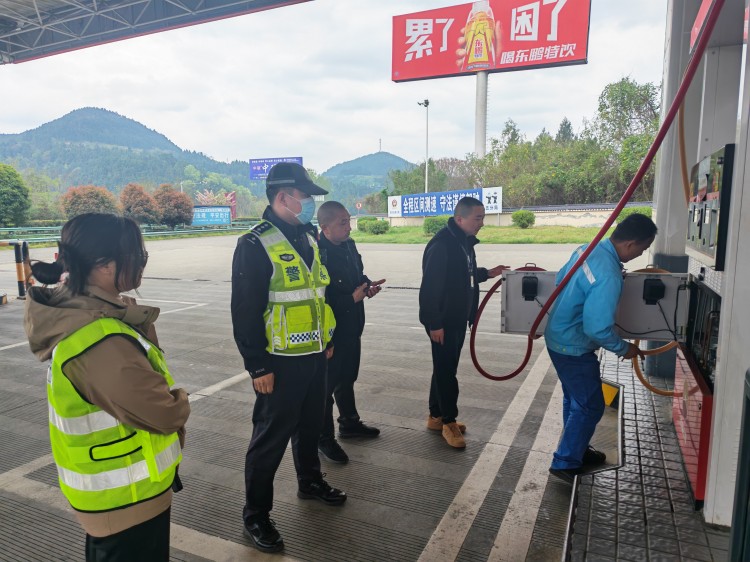 3.23+盐亭服务区+盐亭服务区配合多部门开展油价调整前专项检查工作.jpg