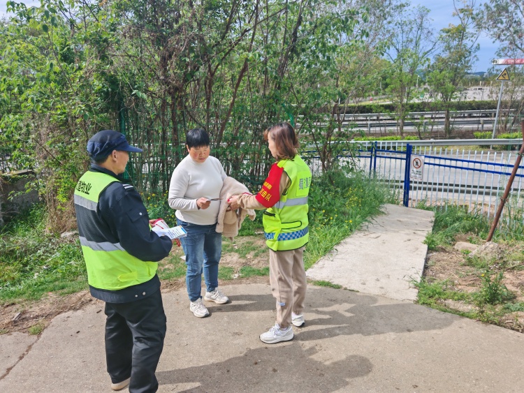 3.30+东塔服务区+绵阳管理处服务（停车）区开展“禁止行人上高速”宣传活动.jpg