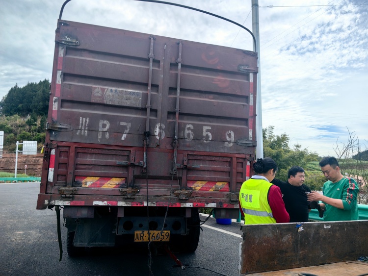 3.30+鸣龙站+鸣龙收费站暖心服务显担当 助力故障货车解难题.jpg