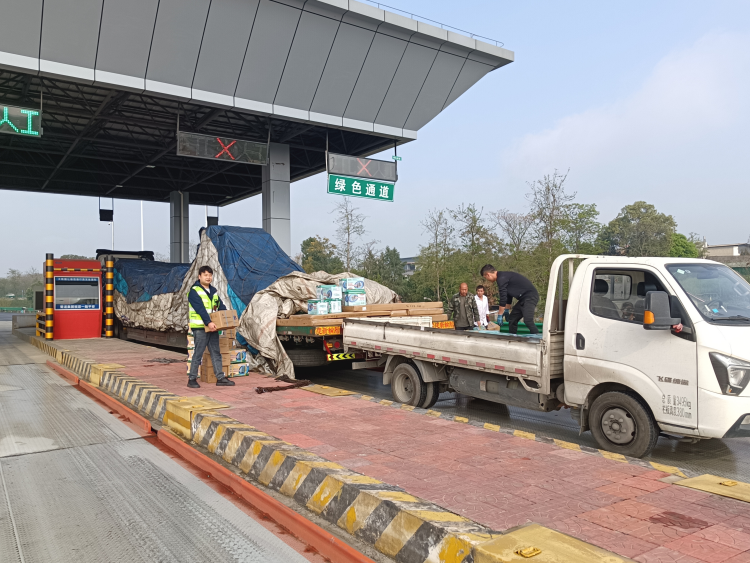 3.30+永明+永明收费站暖心帮助货物散落货车司机解困.png