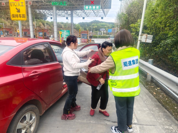 4.1+仙海站+轿车故障困归途 驿站帮扶暖人心.jpg