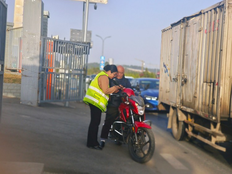 4.6+长明+游仙长明收费站开展安全宣传引导工作. (1).jpg