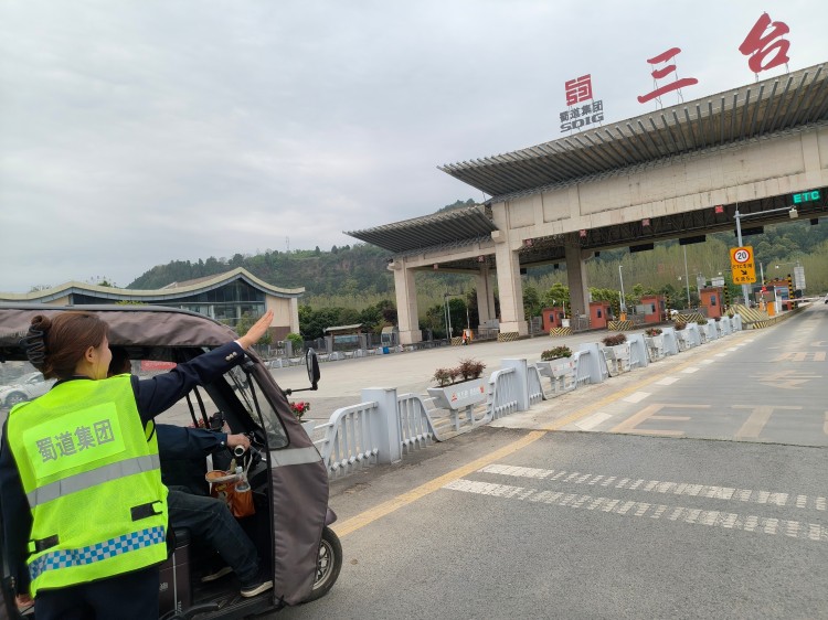 4.10+三台收费站+三台收费站开展禁止摩托车 老年车上高速宣传.jpg