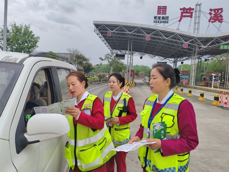 4.10+绵阳管理中心+绵阳管理中心各收费站开展“纸改电”宣传活动 (1).jpg