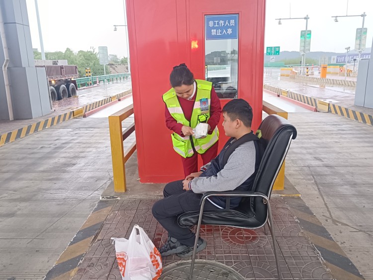 4.21+永明+永明收费站暖心相助迷路小男孩平安归家 (1).jpg