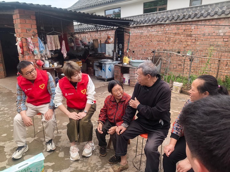 4.22+金堂管理中心+金堂管理中心团总支开展困难职工慰问活动.jpg
