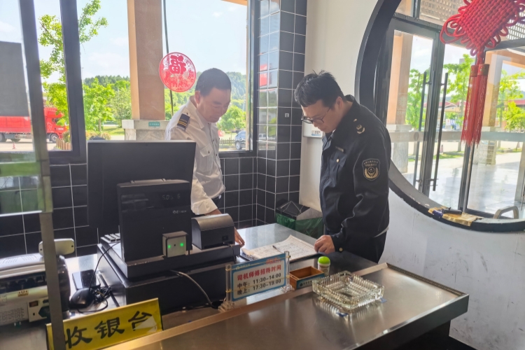 4.23+槐树服务区+槐树服务区邀请西充县槐树镇市场监管局开展“五一”节前食品安全检查_副本.jpg