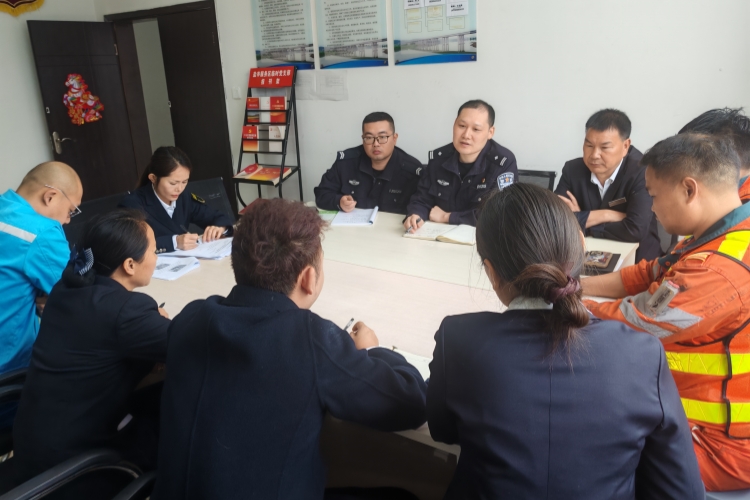 4.28+盐亭服务区+ 盐亭服务区召开五一节前工作会_副本.jpg