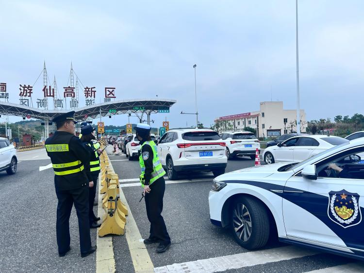 377-4.30+游仙高新区+高新区收费站成功拦截老年车上高速(1).jpg