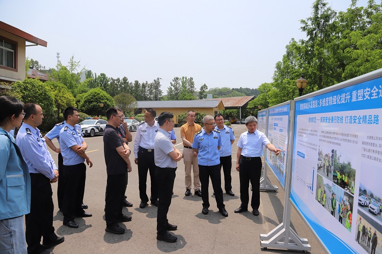 交通运输部公安部专家组现场复核S2成巴高速公路成德南段安全精品工程建设项目