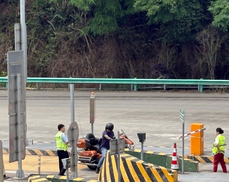5.21+义兴站+义兴收费站及时劝阻摩托车闯高速  严守通行安全防线1.jpg