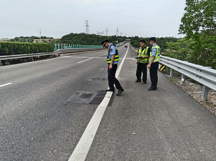 6.1+路产管护三大队+绵阳管理中心“一路三方”开展道路防汛安全隐患排查.jpg