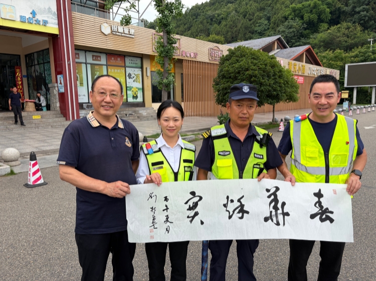 6.2+槐树服务区+槐树服务区员工拾金不昧 暖心服务获司乘赠字致谢_副本.jpg