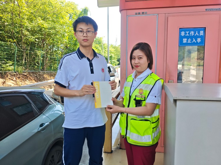 6.4+仙海站+爱心助考暖人心 高速护航逐梦路.jpg
