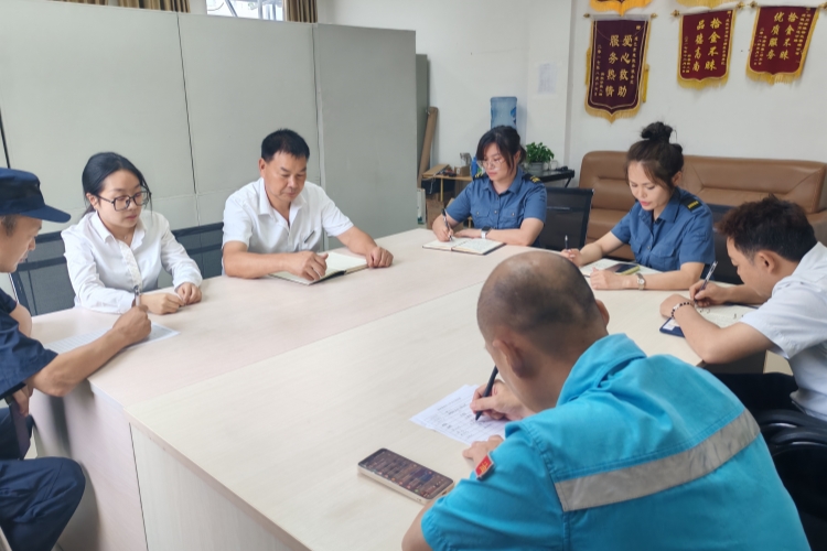 6.17+盐亭服务区+绵阳管理中心服务（停车）区召开端午节前工作部署会并开展安全隐患排查_副本.jpg