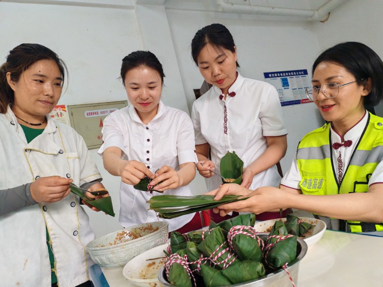 6.19+芦溪+芦溪收费站开展“粽叶飘香迎端午 暖心聚力共奋进”主题活动.jpg