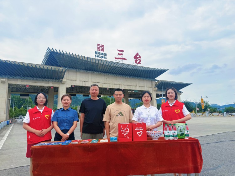 6.21+绵阳管理中心+粽叶飘香迎端午 暖心服务暖旅途.jpg